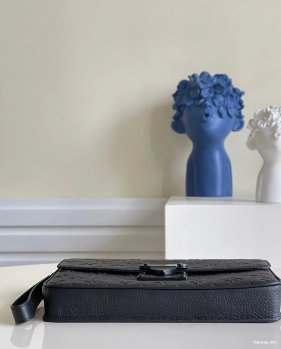 LOUIS POUCH S A4 LOCK VUITTON 0227